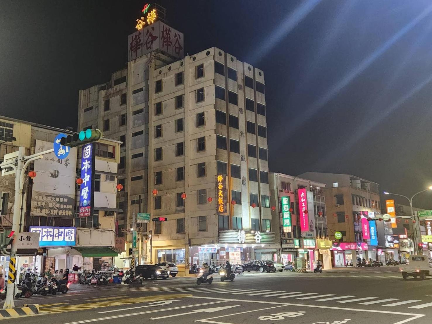Hua Ku Hotel Tajnan Kültér fotó